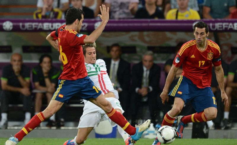 Sergio Busquets intenta robarle el balón a Fabio Coentrao