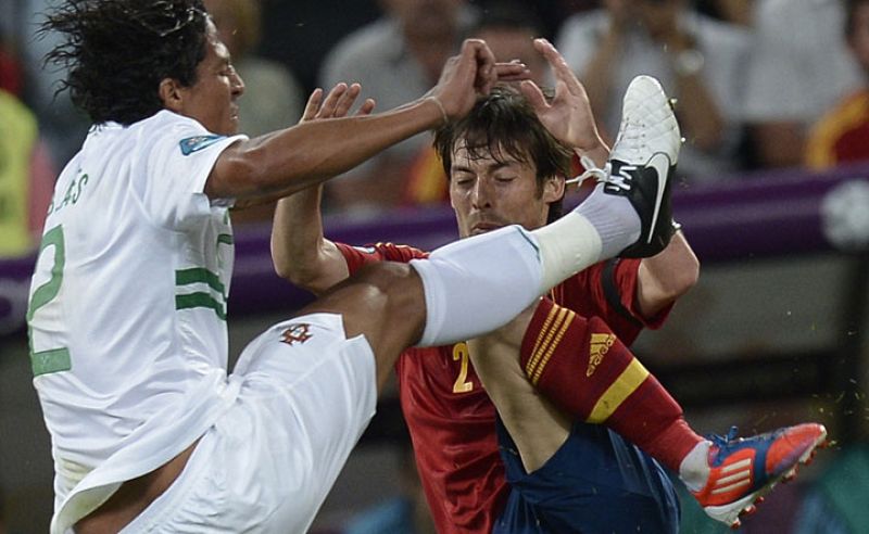 Bruno Alves y David Silva chocan por un balón