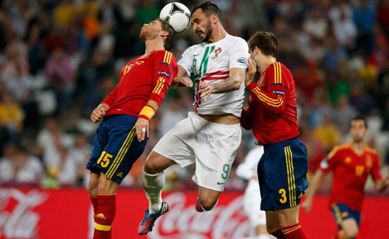 Sergio Ramos  lucha con Hugo Almeida