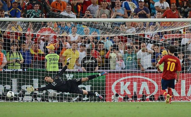 Fábregas lanza el quinto y definitivo penalti