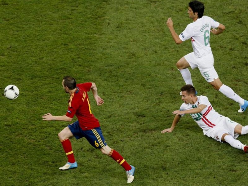 Iniesta se va de dos jugadores de Portugal en la semifinal de la Eurocopa 2012.