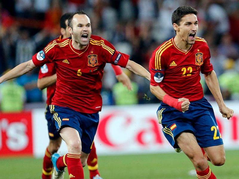 Iniesta y Navas salen corriendo para celebrar el pase a la final con sus compañeros.