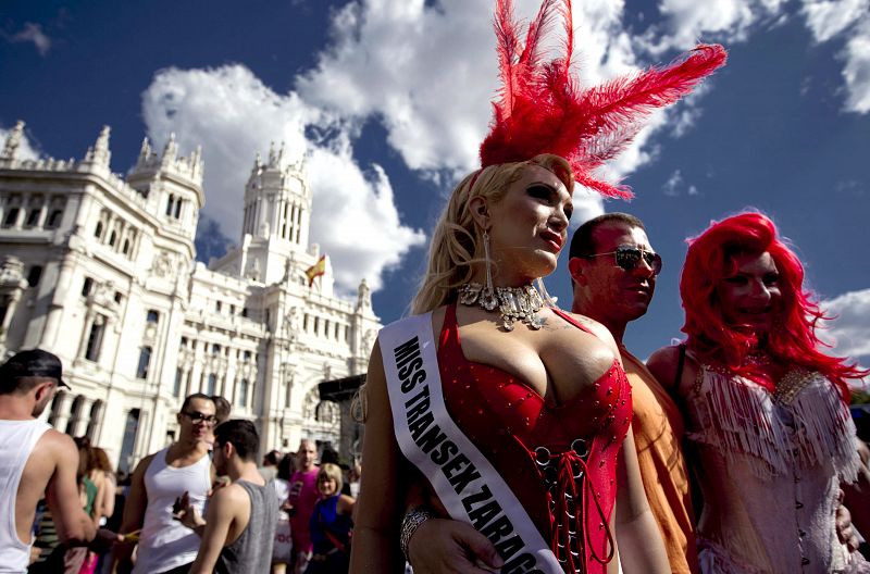 Unos transexuales posan en la Plaza de Cibeles.