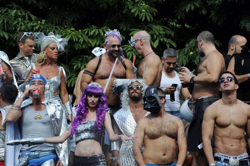 Los asistentes bailan al ritmo de la música