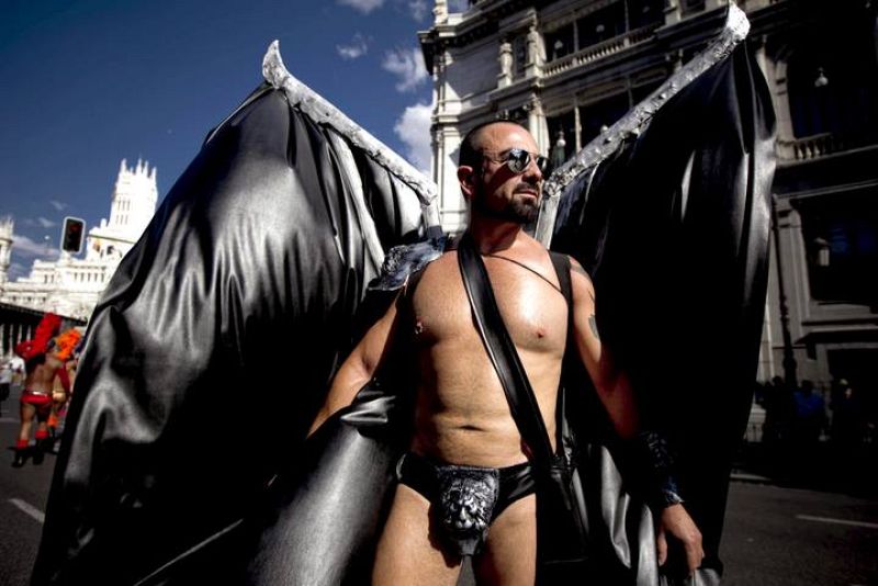 Uno de los participantes en la manifestación del Orgullo Gay de Madrid