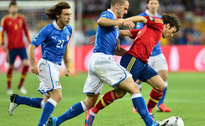 Silva intenta escaparse de Chiellini