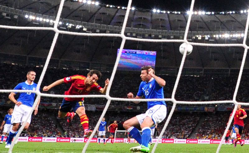 Silva mete la cabeza para marcar el primer gol