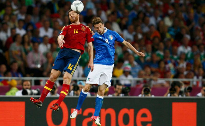 Xabi Alonso salta con Claudio Marchisio