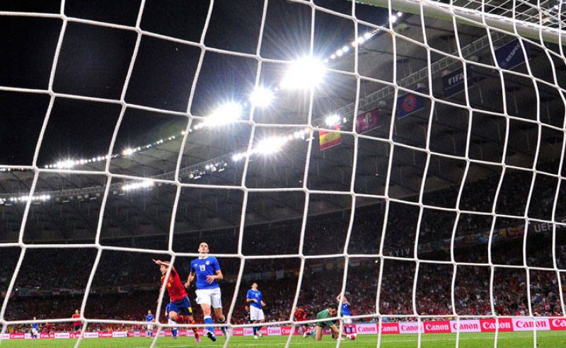 Jordi Alba dispara y bate a Buffon