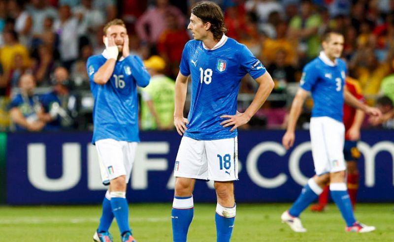 Los jugadores de Italia, cabizbajos durante el partido