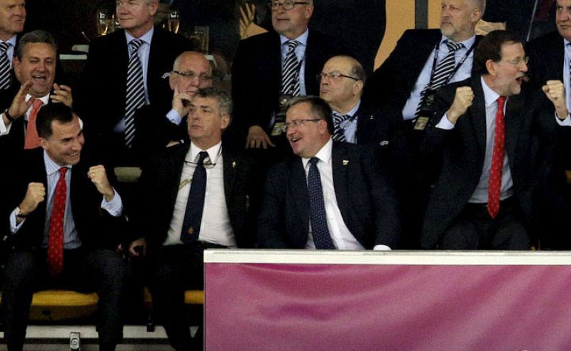 El principe Felipe y el presidente del Gobierno, Mariano Rajoy, celebran la victoria de España