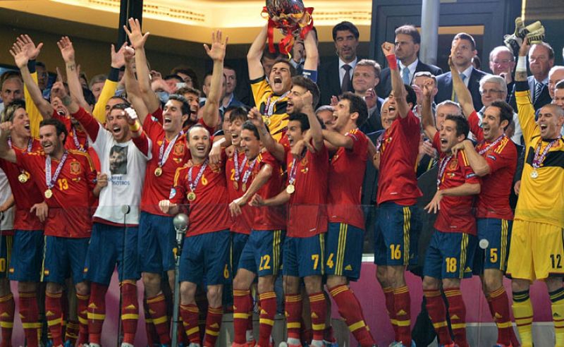 Iker Casillas levanta la Copa que les proclama campeones de Europa
