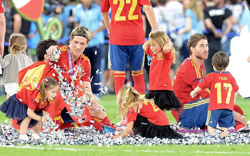 Torres y Ramos han jugado con los niños sobre el cesped de Kiev