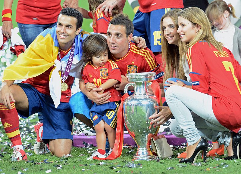 Cazorla y Pedro posan junto a sus parejas con la copa