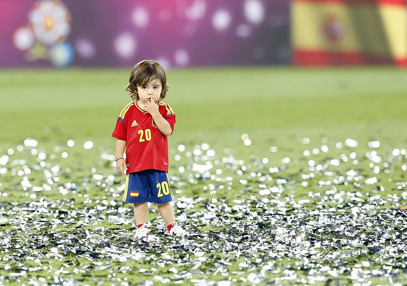 El hijo de Cazorla en en campo del estadio olímpico de Kiev