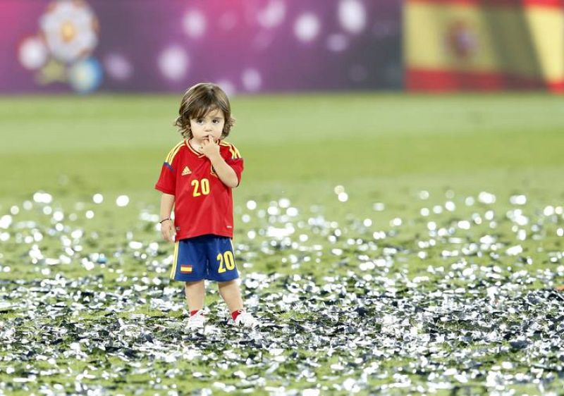 El hijo de Cazorla en en campo del estadio olímpico de Kiev
