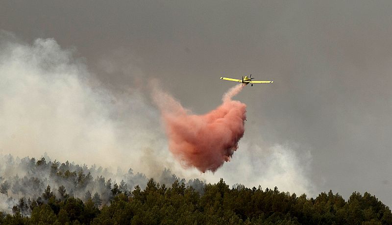 MEDIOS AÉREOS TRABAJAN PARA QUE EL FUEGO DE ANDILLA NO ENTRE EN LA CALDERONA