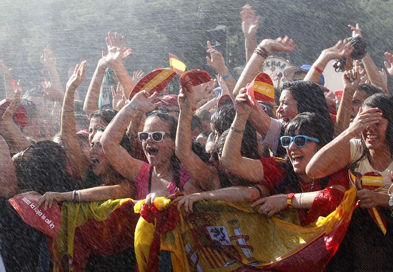 El agua de los bomberos ha venido muy bien para combatir el calor en la larga espera de la llegada del autobús de la selección.
