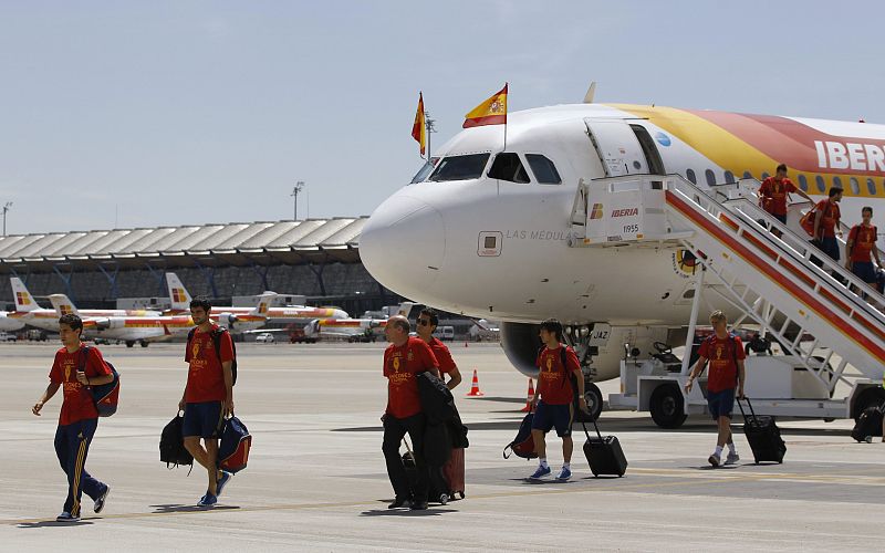 Los jugadores de la selección española, a su llegada al Aeropuerto de Barajas.