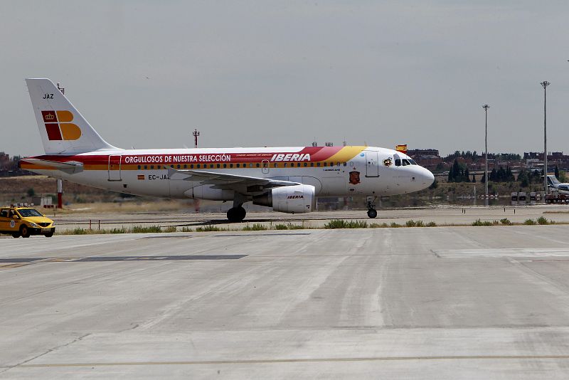 El avión que traslada a la selección española de fútbol, a su llegada al aeropuerto de Barajas.