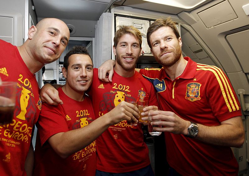 Pepe Reina, Santiago Cazorla, Sergio Ramos y Xabi Alonso, posan en el avión que trasladó al equipo español desde Kiev a Madrid.