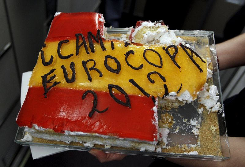 Vista de la tarta con la que la tripulación del avión obsequió a la selección española de fútbol en el vuelo.