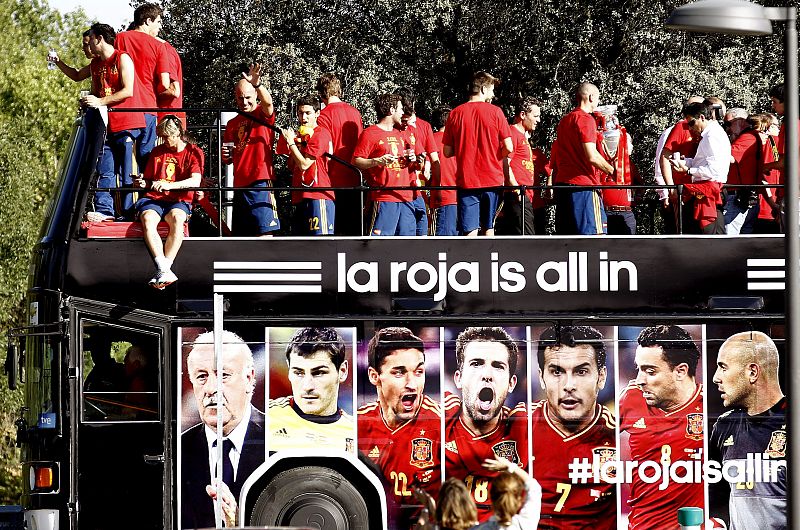 Los jugadores de la selección española en el autobús tras su recepción con el Rey en el Palacio de la Zarzuela.