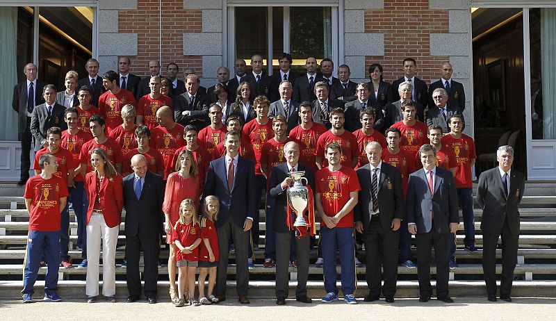 El rey Juan Carlos y los Príncipes de Asturias posan con los integrantes de la selección española de fútbol durante la recepción.
