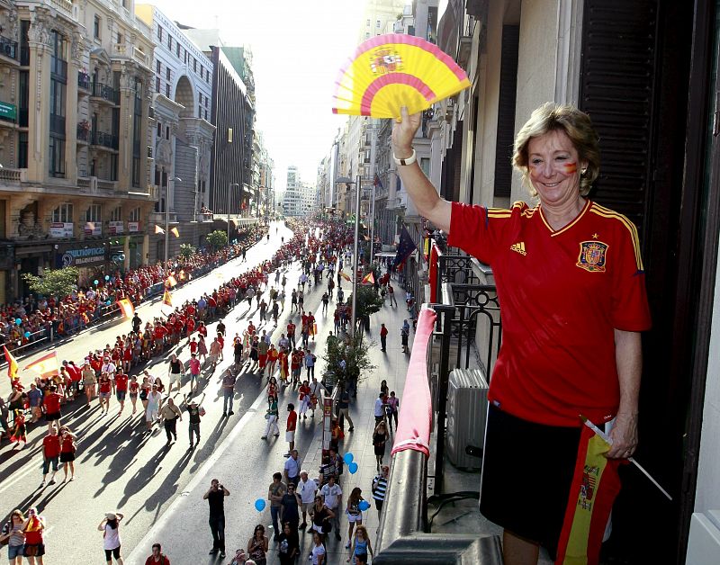 La presidenta de la Comunidad de Madrid, Esperanza Aguirre, espera en la Gran Via madrileña la llegada de los jugadores de la selección española de fútbol