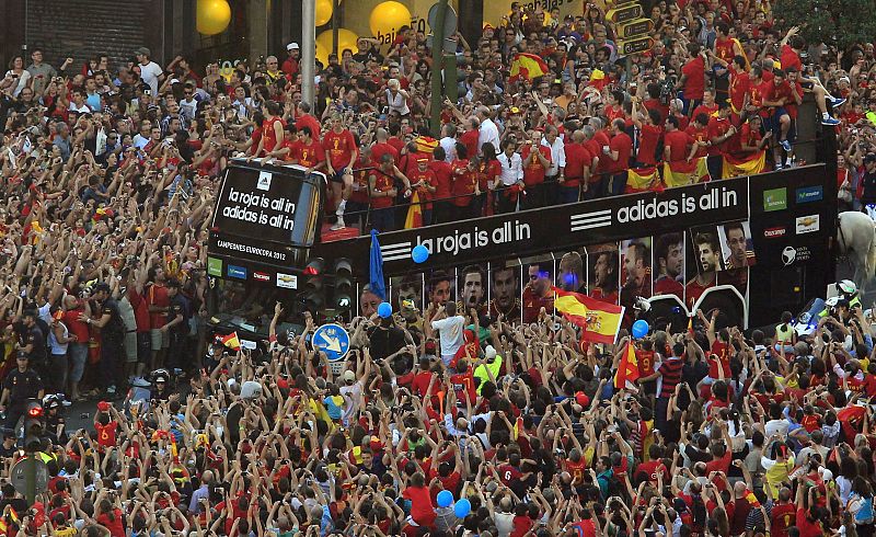El autobús con los jugadores de la selección española atraviesa la Gran Vía de camino a la Plaza de Cibeles de Madrid