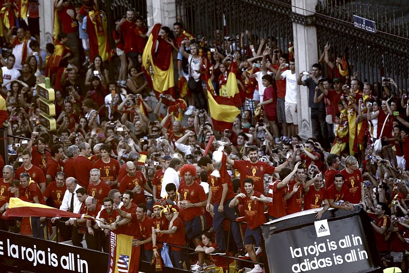 El autobús con los jugadores de la selección española llega a la Plaza de Cibeles de Madrid