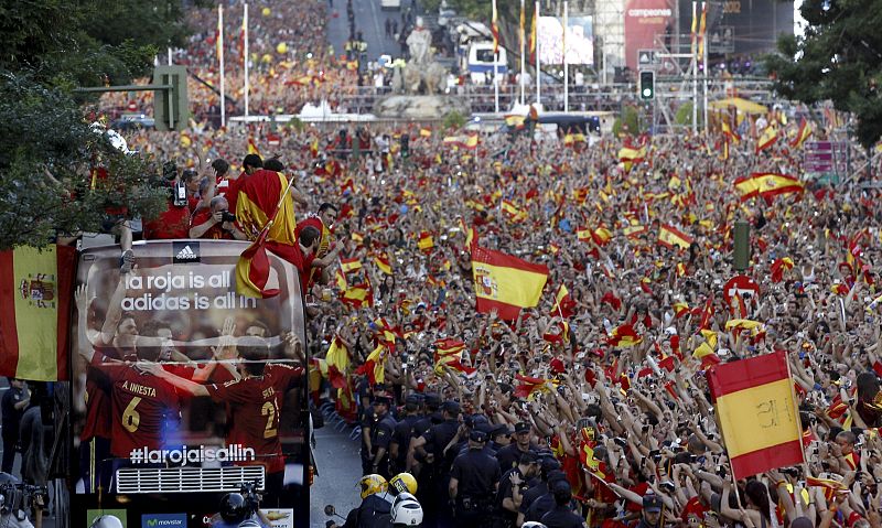 El autobús con los jugadores de la selección española de camino a la Plaza de Cibeles de Madrid