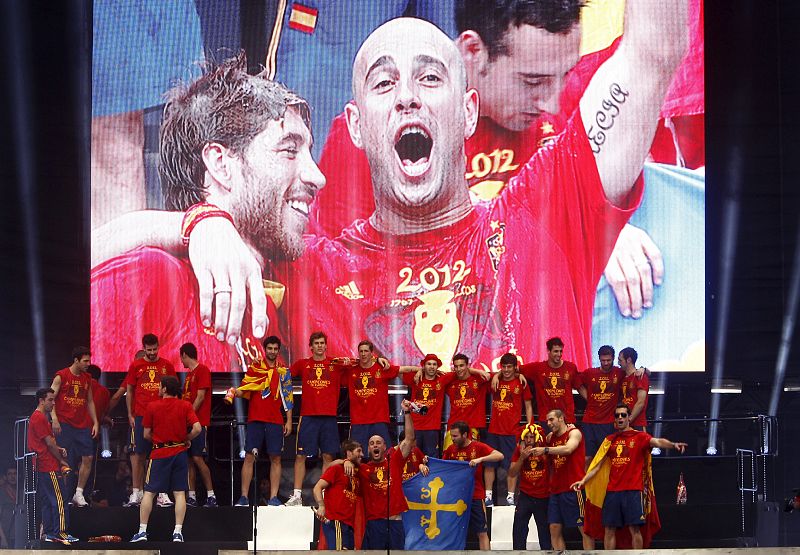 Pepe Reina, en el centro del escenario, bromea con Sergio Ramos