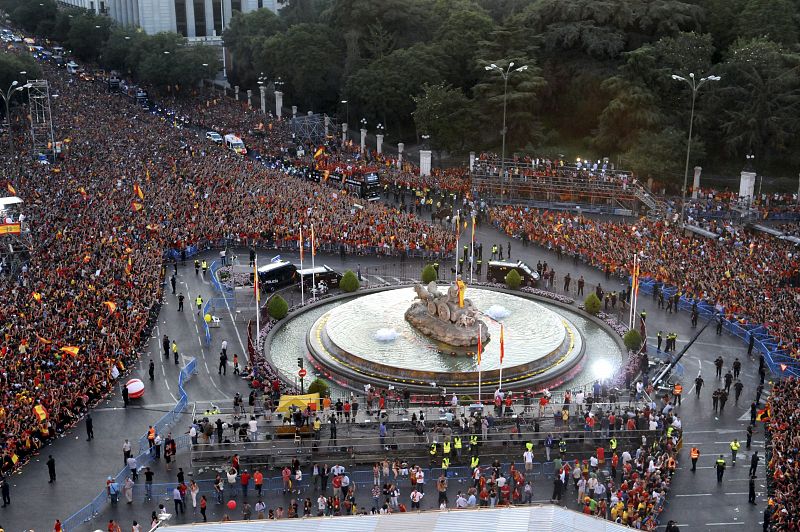 Foto facilitada por el Ayuntamiento de Madrid de miles de aficionados esperando a los jugadores de la selección española de fútbol en la plaza de Cibeles