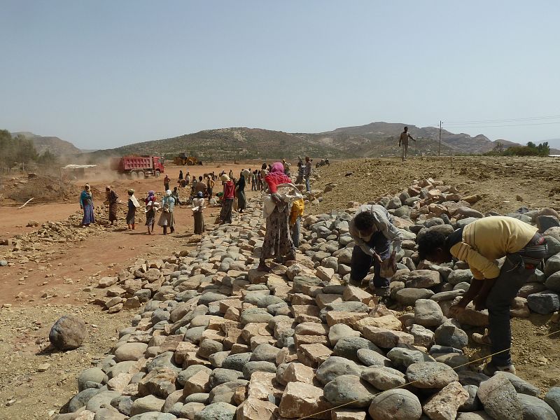 La escollera para frenar la pérdida de agua en la pared de la presa