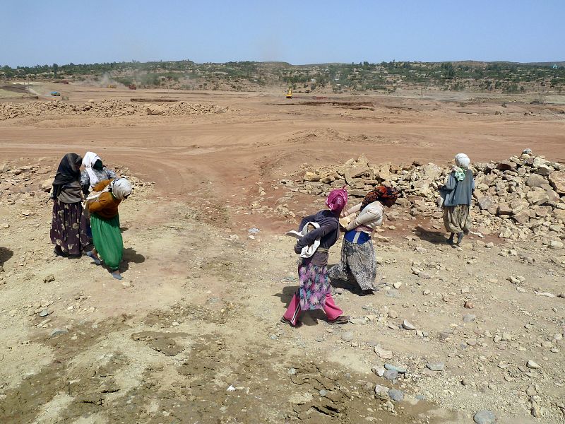 Mujeres etíopes acarrean piedras a su espalda