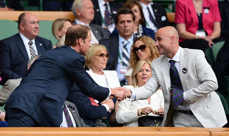 El Príncipe Guillermo saludando Andre Agassi