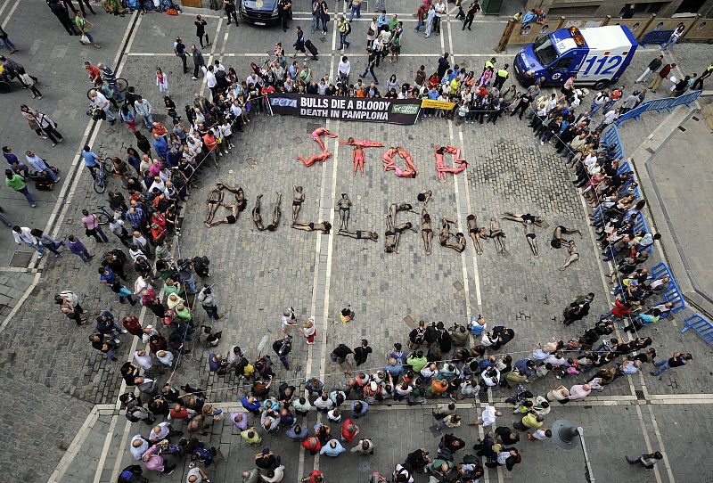 Activistas de PETA y AnimaNaturalis han protestado en Pamplona contra los encierros