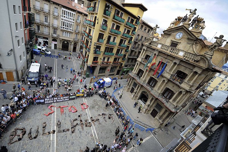 Los activistas han escrito con sus cuerpos semidesnudos pintados la frase "stop a las corridas de toros".