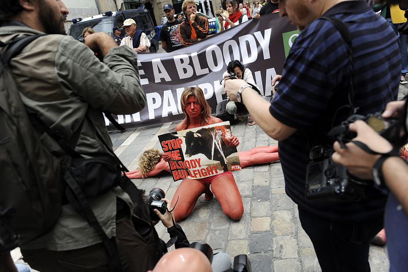 Los miembros de PETA han pedido el fin de las corridas de toros