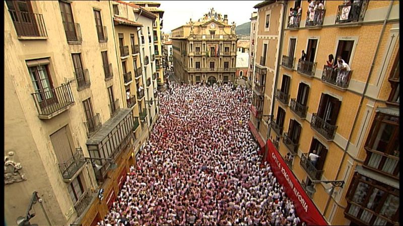 Miles de personas esperan el comienzo de los Sanfermines