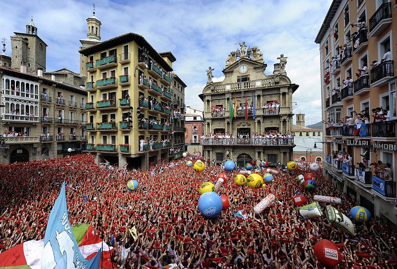 Miles de pamploneses y turistas reunidos durante el Chupinazo"en Pamplona