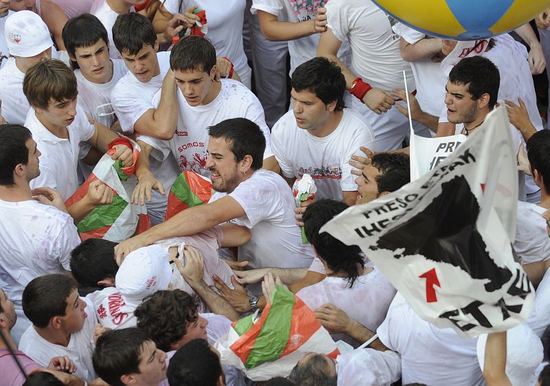 Enfrentamiento entre los participantes que portaban la Ikurriña vasca y los contrarios a ello durante el chupinazo