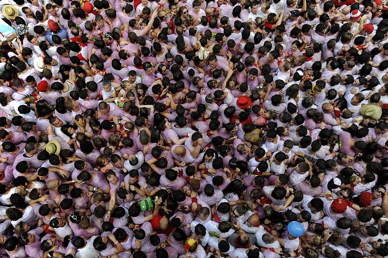 Los pamplonicas aglomerados en la Plaza del Ayuntamiento de Pamplona durante la celebración del Chupinazo