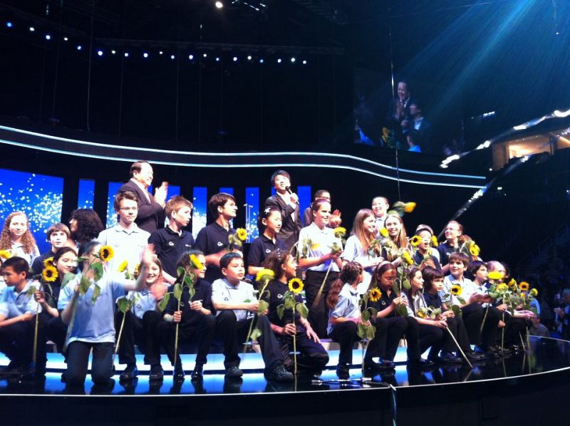 Lang Lang, acompañado por los niños participantes en el concierto - homenaje por su 30º cumpleaños.