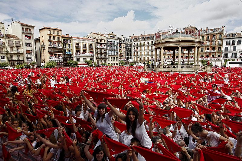 LA FIESTA ESTALLA EN PAMPLONA CON UN MULTITUDINARIO CHUPINAZO