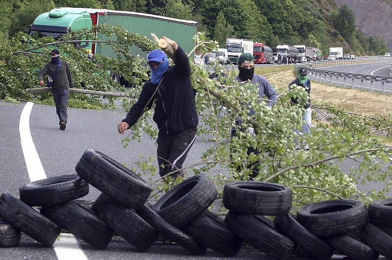 Los mineros asturianos han cortado la carretera utilizando ramas de árboles y neumáticos.