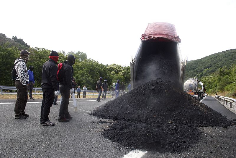 Los mineros descargan un camión en Asturias, el día que se cumple 40 jornadas de huelga en el sector.