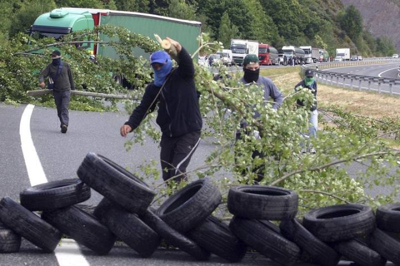 Los mineros asturianos han cortado la carretera utilizando ramas de árboles y neumáticos. 