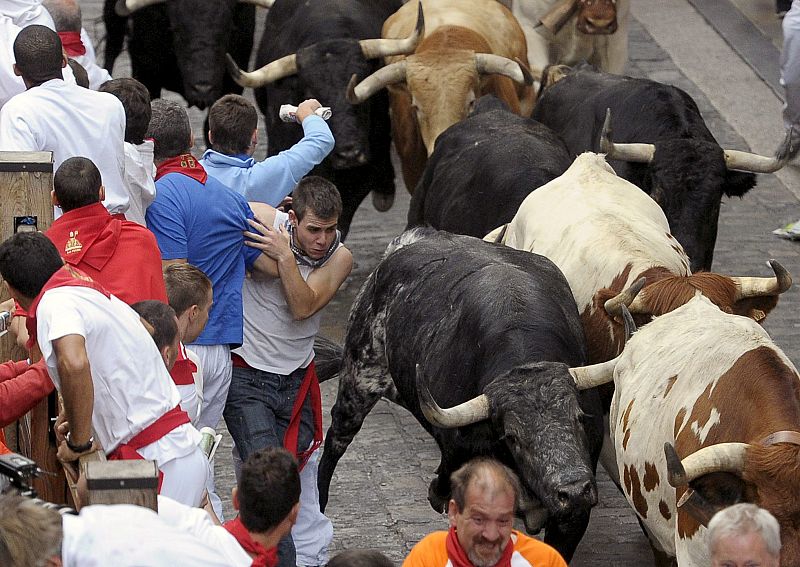 EL PRIMER ENCIERRO, PELIGROSO Y RÁPIDO, Y CON AL MENOS UNA CORNADA